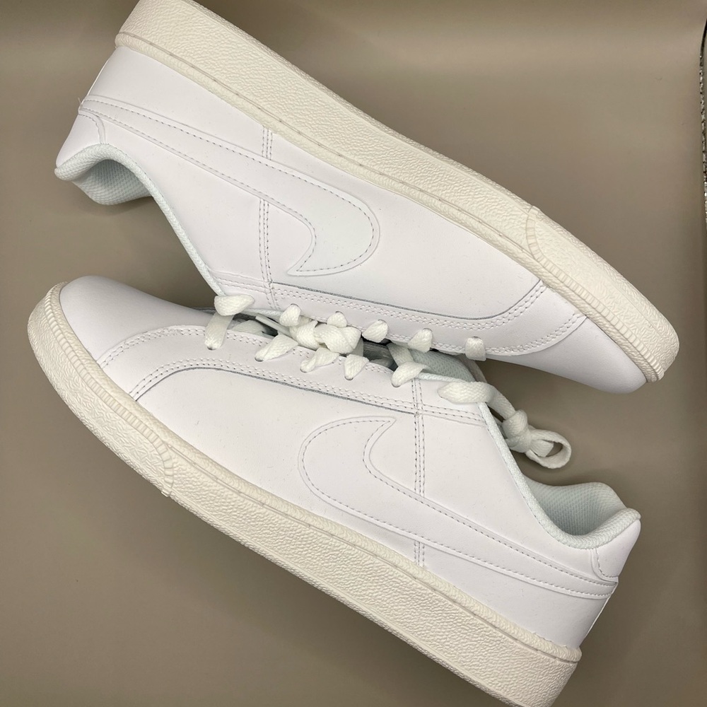 NIKE COURT